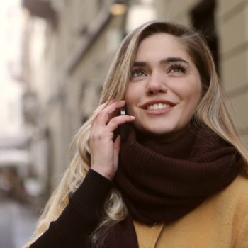 mujer hablando francés por teléfono